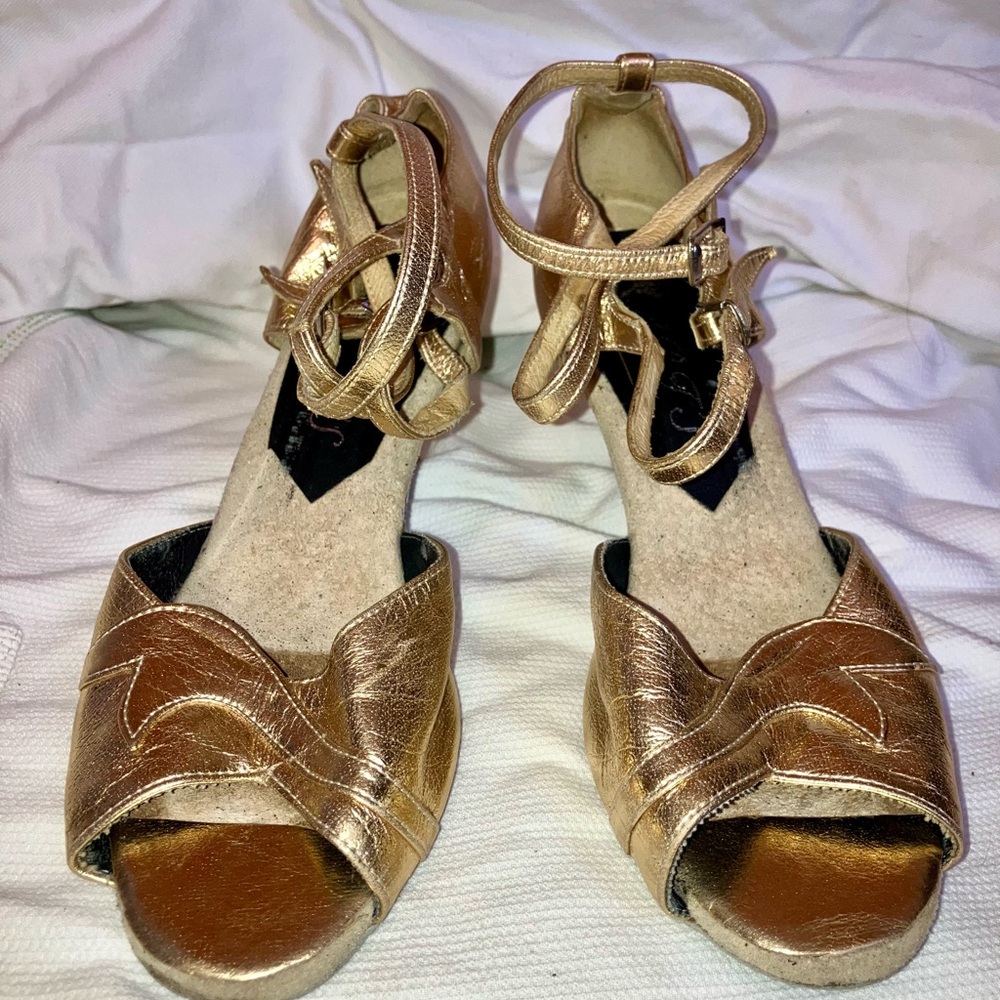 Art’s Dance Shoes | Gold Leather | Suede Sole | 2.5” Heel | Size 7.5